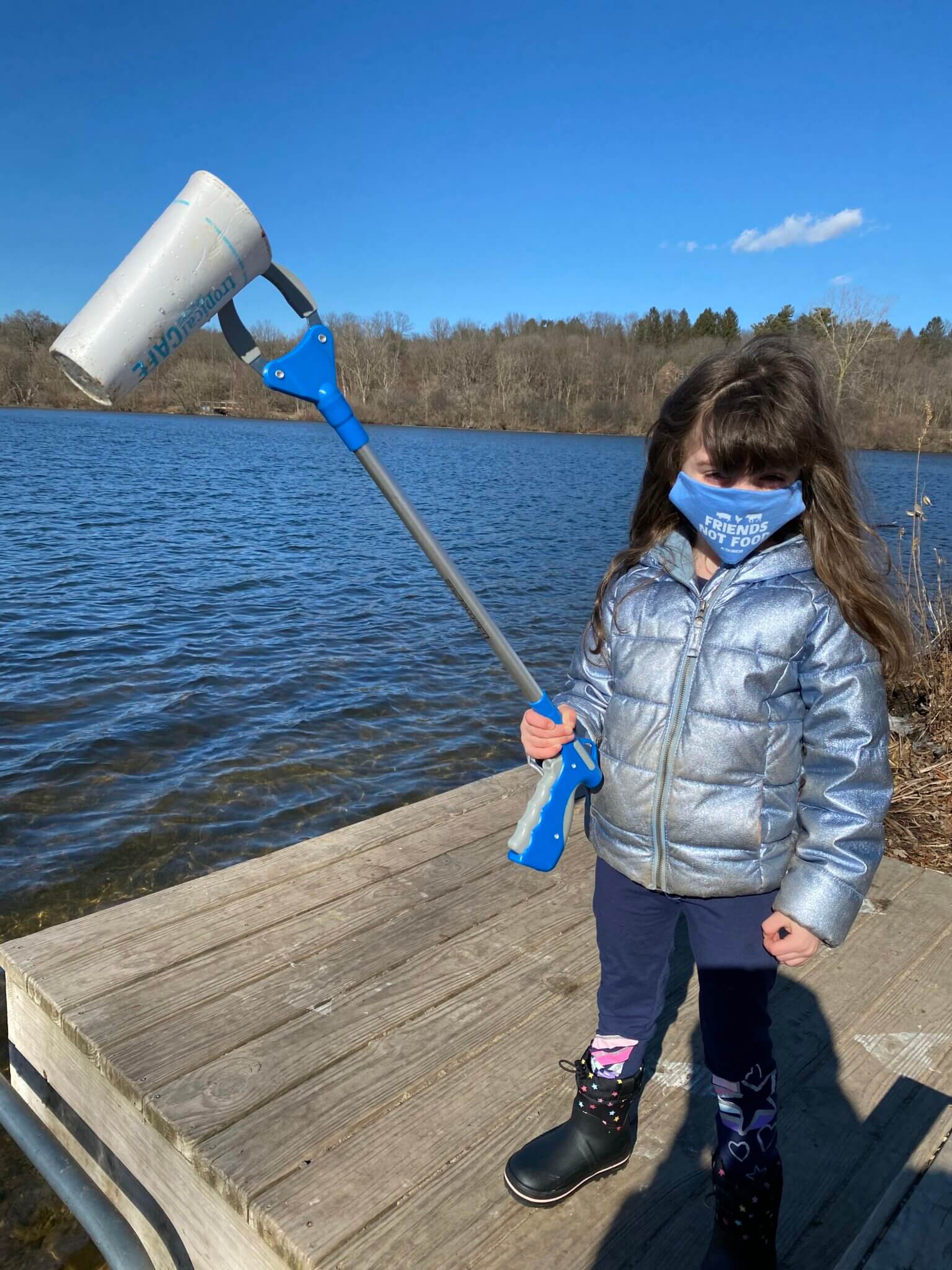 https://devinvestigaciones.petalatino.com/wp-content/uploads/2021/07/little-girl-picks-up-litter-in-michigan-1536x2048-1.jpg