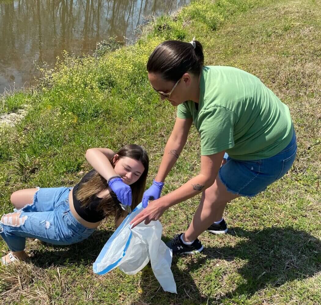 https://devinvestigaciones.petalatino.com/wp-content/uploads/2021/07/women-go-trash-fishing-on-riverbank-e1616011049561.jpeg