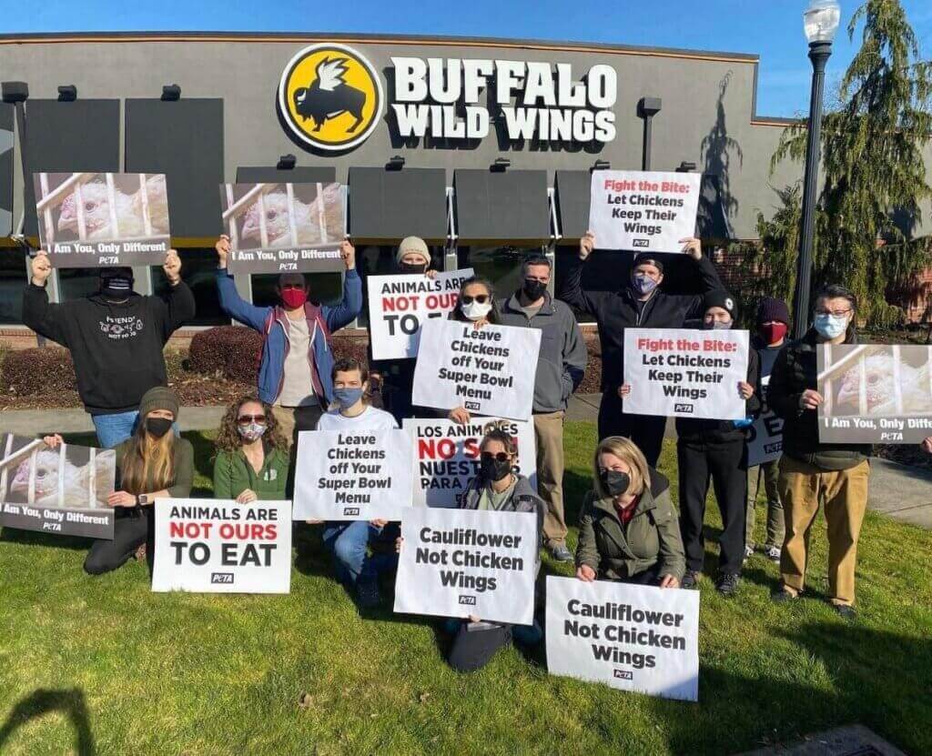 https://devinvestigaciones.petalatino.com/wp-content/uploads/2023/04/VEG_buffalo_wild_wings_demo_activist_activism_NC_PO_AS.jpg